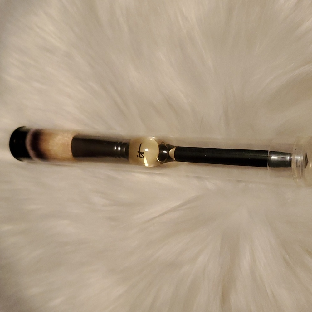 IT Cosmetics Angled Blush /Powder Brush Heavenly Boutique No. 4